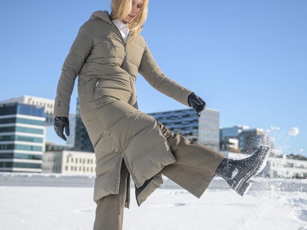 Kvinne i UBR-jakke i snøen